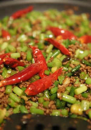 苍蝇头(サンイントウ)=蒜苗＆挽き肉炒め-レシピのメイン写真