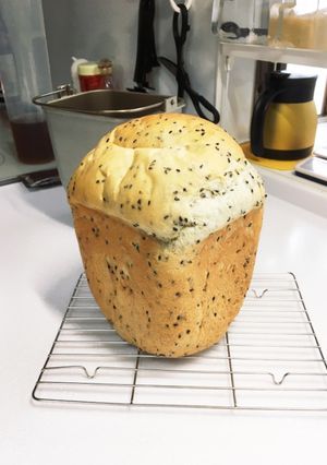 ふんわり♫HBで黒ごま食パン-レシピのメイン写真