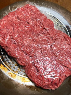 カチカチの冷凍肉を素早く解凍する方法-レシピのメイン写真