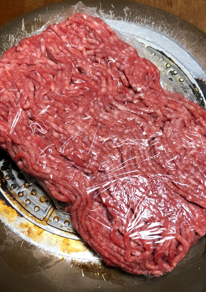 カチカチの冷凍肉を素早く解凍する方法-レシピのメイン写真