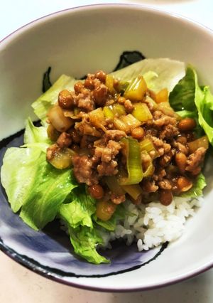 お手軽に腸活！納豆セロリそぼろ丼-レシピのメイン写真