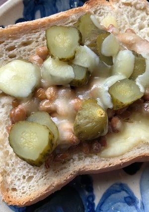 納豆とピクルスのトースト-レシピのメイン写真