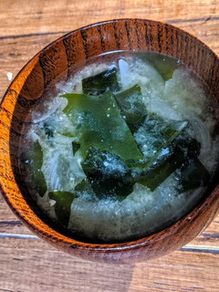 一人暮らしʕ·ᴥ·ʔわかめと玉ねぎ味噌汁-レシピのメイン写真