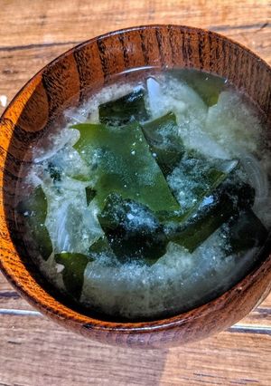 一人暮らしʕ·ᴥ·ʔわかめと玉ねぎ味噌汁-レシピのメイン写真