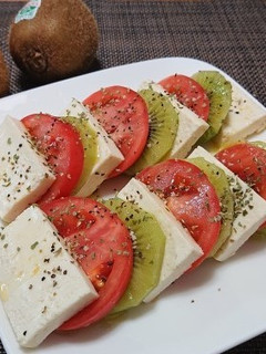 キウイとトマトと豆腐のカプレーゼ-レシピのメイン写真