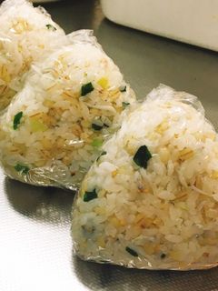 小腹が空いたときに♪ しらすおにぎり-レシピのメイン写真