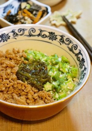 焼肉のタレで簡単旨っ♪豚挽肉とオクラ丼-レシピのメイン写真