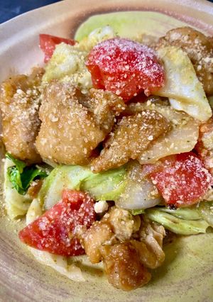 賄い！鶏もも肉とトマトのバジルチーズ炒め-レシピのメイン写真