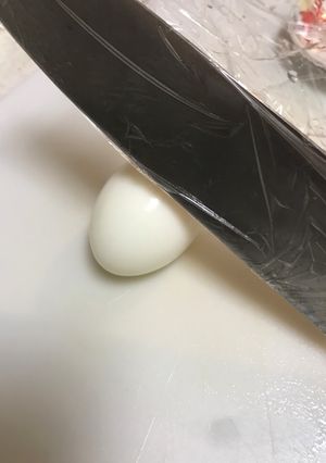 ゆで卵を包丁汚さずスパッと綺麗に切る-レシピのメイン写真
