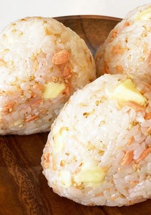 ごま香る☆おにぎり(鮭・チーズ)-レシピのメイン写真