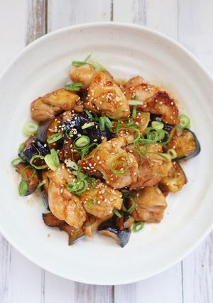 簡単！晩ご飯に♪鶏もも肉となすの旨辛炒め-レシピのメイン写真