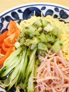 相性抜群!夏にさっぱりキウイの冷やし中華-レシピのメイン写真