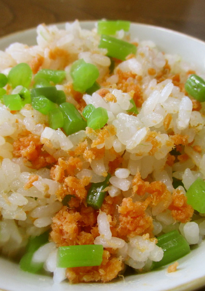 色鮮やか！よしなと鮭フレークの混ぜご飯-レシピのメイン写真