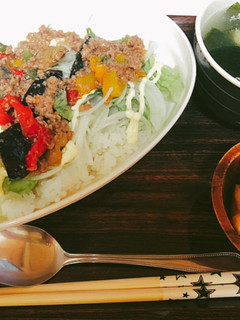 夏野菜とひき肉のサラダ丼定食-レシピのメイン写真