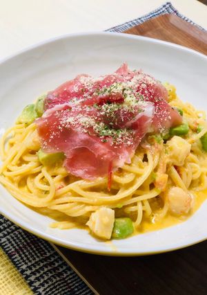 生ハム＆アボカド＆魚介類と共にパスタ-レシピのメイン写真