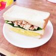 大葉とパクチーの鶏たまサンドイッチ