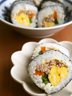 三つ葉香る♪そぼろ巻き寿司♪チーズも美味-レシピのメイン写真