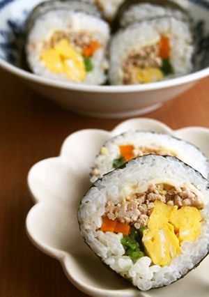 三つ葉香る♪そぼろ巻き寿司♪チーズも美味-レシピのメイン写真