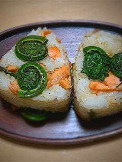 【鮭おにぎりシリーズ】こごみ炒め載せ-レシピのメイン写真