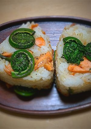 【鮭おにぎりシリーズ】こごみ炒め載せ-レシピのメイン写真