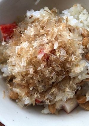 納豆とカニカマのたっぷり鰹節ご飯-レシピのメイン写真