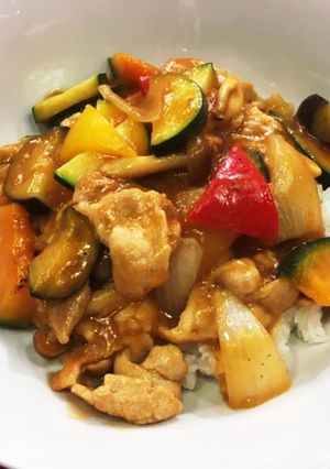夏野菜と豚肉の中華風デミグラス丼-レシピのメイン写真