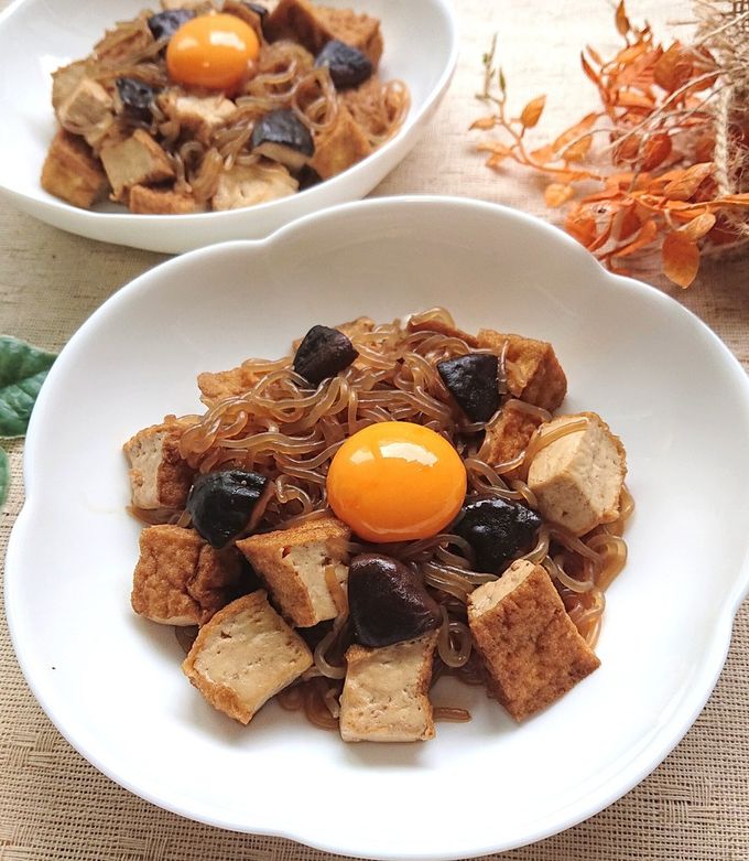 しらたき、椎茸厚揚げのすき焼き風卵黄のせ by おなかがぺこりん