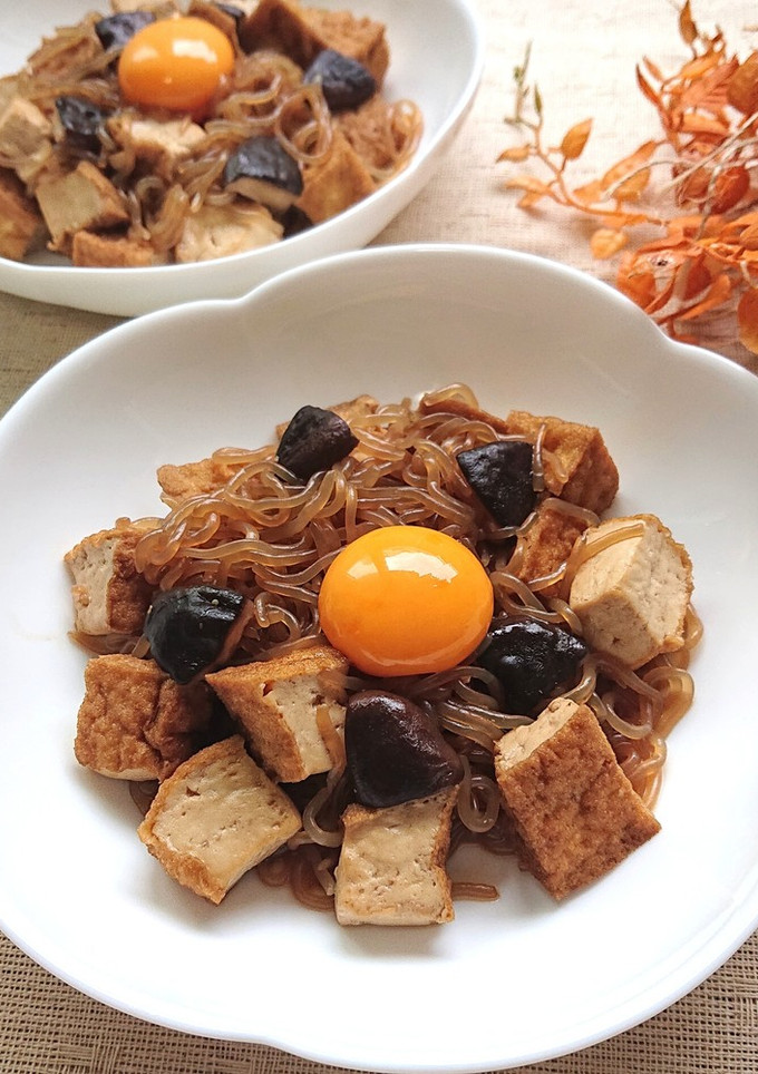 しらたき、椎茸厚揚げのすき焼き風卵黄のせ-レシピのメイン写真