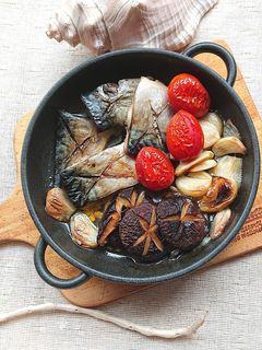 サバと椎茸とトマトとにんにくのアヒージョ-レシピのメイン写真