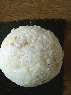 チーズ入りツナマヨおにぎり-レシピのメイン写真