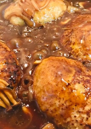 簡単美味しい煮込みハンバーグ♬チーズイン-レシピのメイン写真