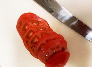 熟したトマトを薄くて、タネが出ない切り方-レシピのメイン写真