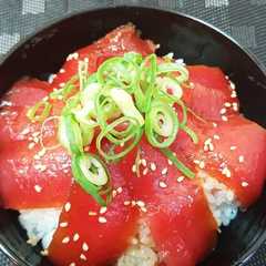 รูปของ 安売りのマグロが高級に！マグロの漬け丼