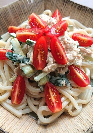 きゅうりとトマトとツナマヨをうどんにのせ-レシピのメイン写真