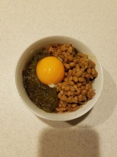 大好きな朝食☆めかぶ納豆かつお卵黄ご飯-レシピのメイン写真