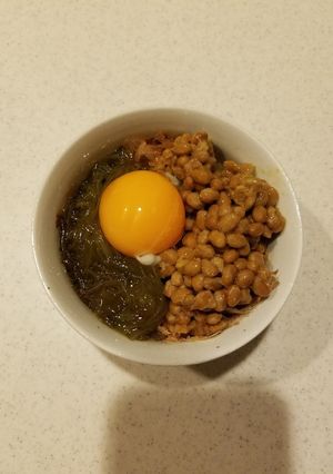 大好きな朝食☆めかぶ納豆かつお卵黄ご飯-レシピのメイン写真