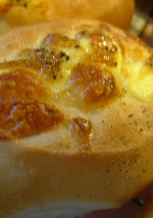 チーズとマヨネーズとコショウのパン-レシピのメイン写真