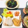 手羽先・豚汁・梅干しおにぎりで晩ご飯