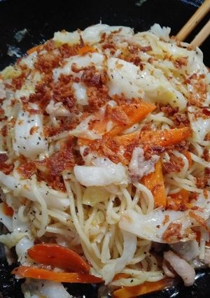 簡単塩焼きそば(鶏皮・キャベツ・人参)-レシピのメイン写真