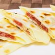 お弁当やおつまみ★餃子の皮でサラミチーズ