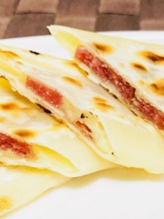 お弁当やおつまみ★餃子の皮でサラミチーズ-レシピのメイン写真