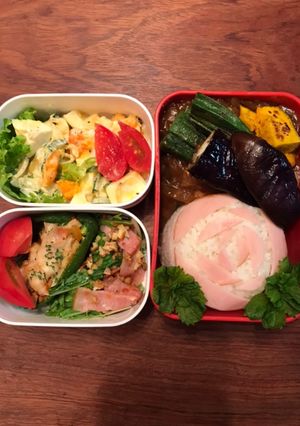 お弁当・100うささんの薔薇ご飯でカレー-レシピのメイン写真
