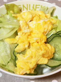 レタスサラダのスクランブルエッグのっけ-レシピのメイン写真