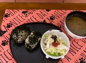 簡単ワカメおかかおにぎり♪美味しい〜♪-レシピのメイン写真