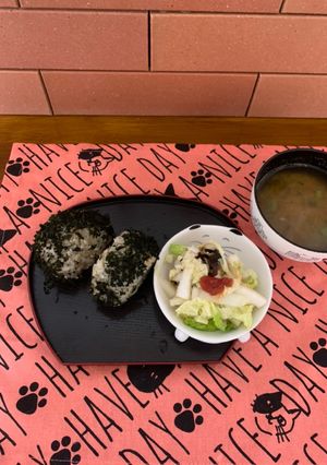 簡単ワカメおかかおにぎり♪美味しい〜♪-レシピのメイン写真