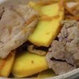 簡単美味♪豚肉コリンキーの醤油カレー炒め