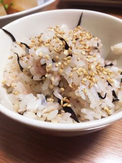梅とひじきの炊き込みごはん-レシピのメイン写真