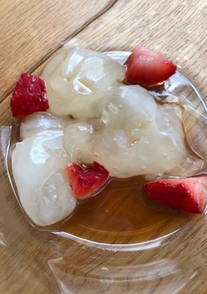わらび餅風 黒蜜といちご添え -レシピのメイン写真