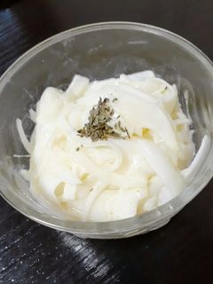 ピリッと辛い!大人の新玉サラダ-レシピのメイン写真