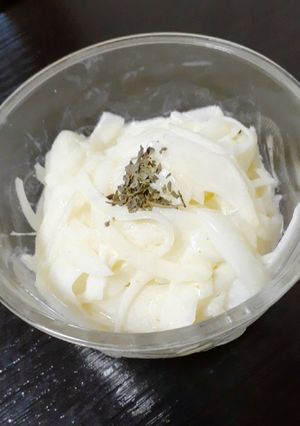ピリッと辛い!大人の新玉サラダ-レシピのメイン写真